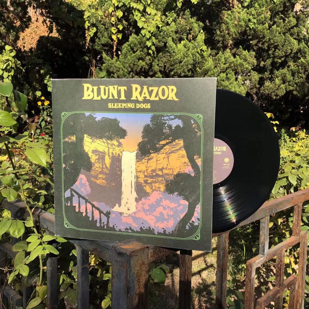  Sleeping Dogs 专辑 < Blunt Razor > 黑胶 （150g；双开页包装；包含数字下载码）